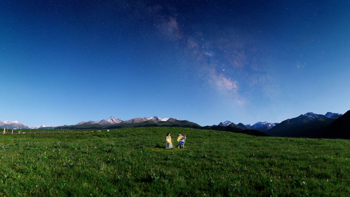 4k风景星空山草地情侣浪漫电脑壁纸 久久资源网